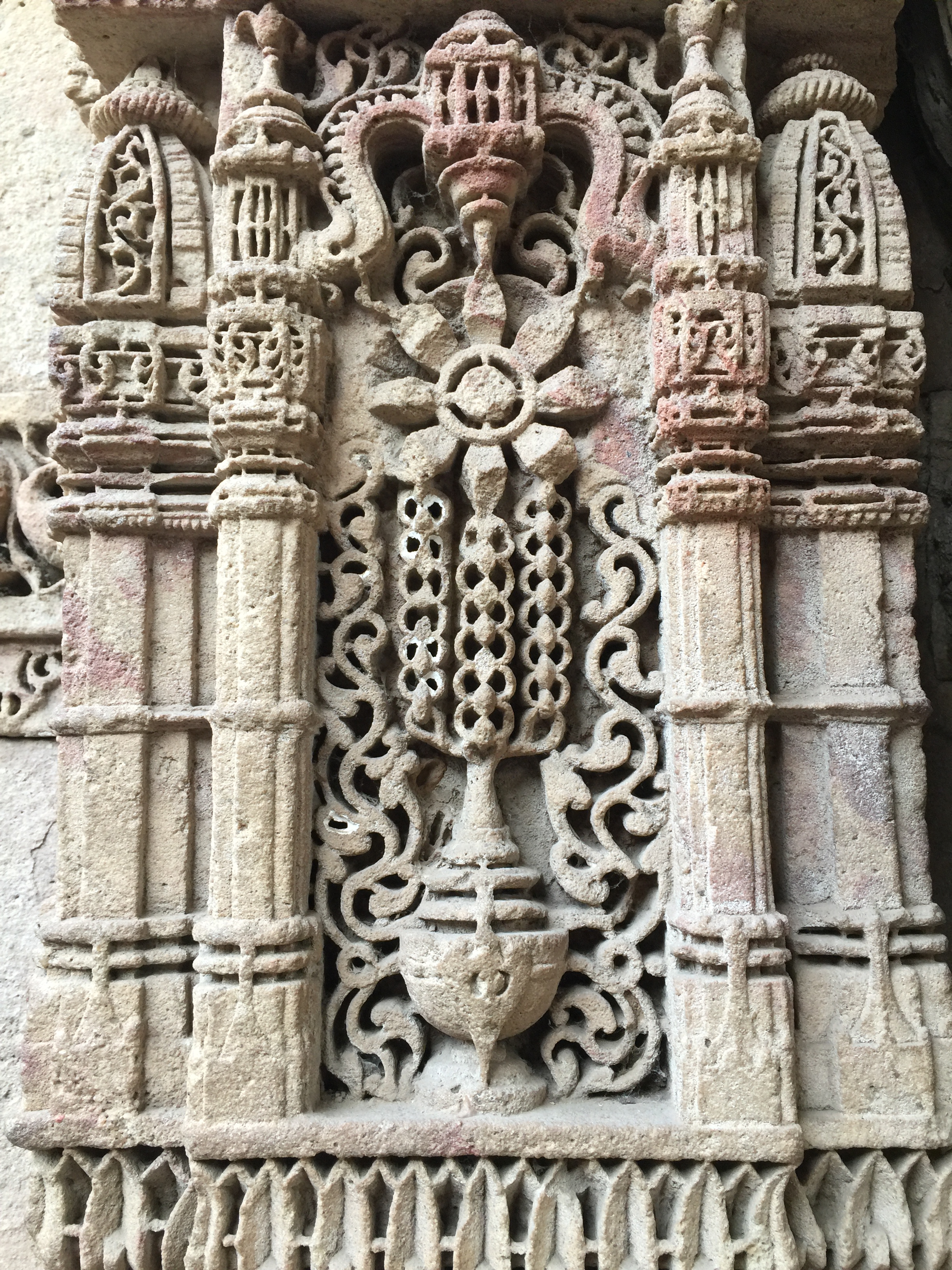 adalaj - designs in a pillar