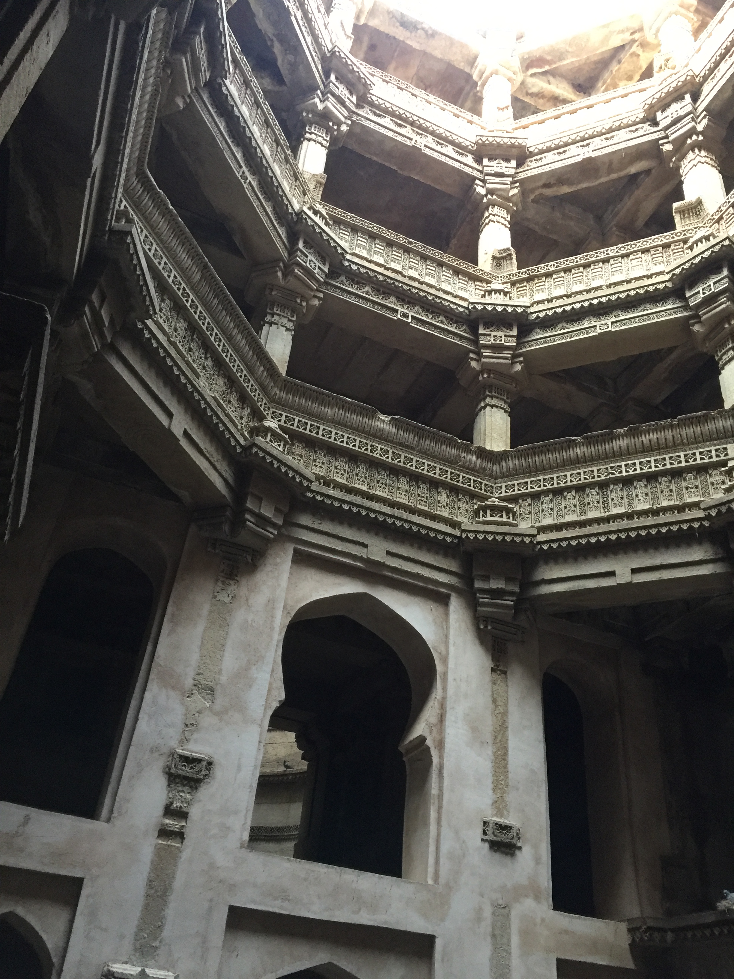 adalaj - view from the bottom deep down